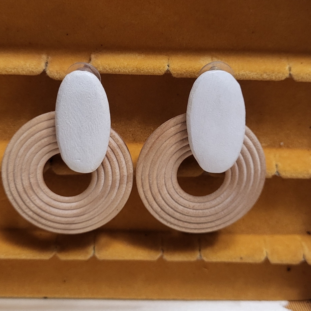 Elegant White and Tan Earrings - Picture 2 of 4
